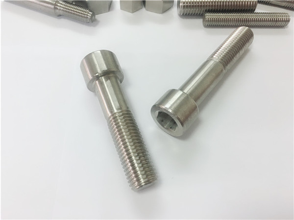 ក្រុមហ៊ុនផលិត fastener ប្រទេសចិនវីសលង្ហិន knurling ផ្ទាល់ខ្លួន។